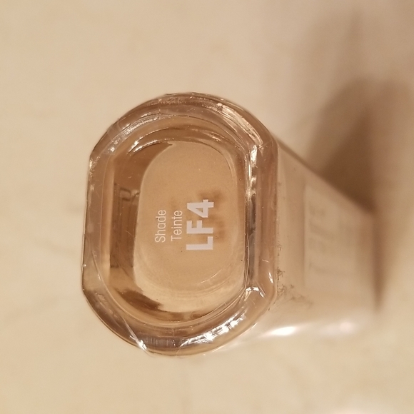 Flower Beauty About Face Liquid Foundation with Primer Shade LF4 - Picture 3 of 3
